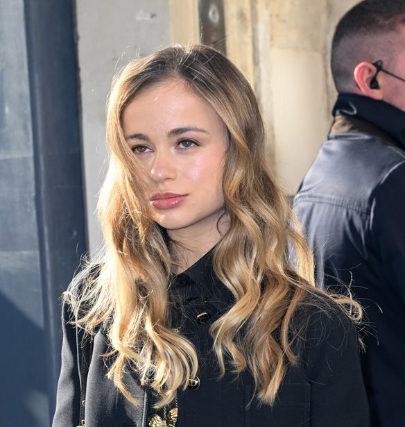 &#x3A4;&#x3BF; look &#x3C4;&#x3B7;&#x3C2; Lady Amelia Windsor &#x3BC;&#x3B5; &#x3BA;&#x3BF;&#x3BC;&#x3BC;&#x3AC;&#x3C4;&#x3B9;&#x3B1; &#x3C4;&#x3B7;&#x3C2; Dior Cruise 2022
