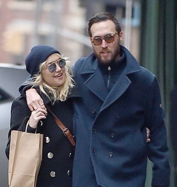 Kate Hudson- Katie Holmes: &#x3A0;&#x3BF;&#x3CD; &#x3C4;&#x3B9;&#x3C2; &#x3B5;&#x3BD;&#x3C4;&#x3CC;&#x3C0;&#x3B9;&#x3C3;&#x3B5; &#x3BF; &#x3C6;&#x3C9;&#x3C4;&#x3BF;&#x3B3;&#x3C1;&#x3B1;&#x3C6;&#x3B9;&#x3BA;&#x3CC;&#x3C2; &#x3C6;&#x3B1;&#x3BA;&#x3CC;&#x3C2;;