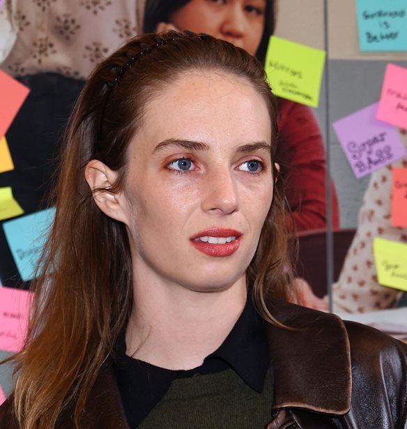 Maya Hawke &amp; Christian Hutson | &#x388;&#x3BA;&#x3B1;&#x3BD;&#x3B1;&#x3BD; &#x3C4;&#x3BF; &#x3BD;&#x3C4;&#x3B5;&#x3BC;&#x3C0;&#x3BF;&#x3CD;&#x3C4;&#x3BF; &#x3C4;&#x3BF;&#x3C5;&#x3C2; &#x3C3;&#x3C4;&#x3BF; &#x3BA;&#x3CC;&#x3BA;&#x3BA;&#x3B9;&#x3BD;&#x3BF; &#x3C7;&#x3B1;&#x3BB;&#x3AF;