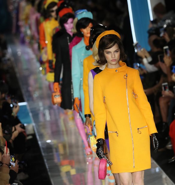 Moschino: &#x3A4;&#x3B1; &#x3C0;&#x3B9;&#x3BF; &#x3B5;&#x3BA;&#x3BA;&#x3B5;&#x3BD;&#x3C4;&#x3C1;&#x3B9;&#x3BA;&#x3AC; looks &#x3C0;&#x3BF;&#x3C5; &#x3B4;&#x3B7;&#x3BC;&#x3B9;&#x3BF;&#x3CD;&#x3C1;&#x3B3;&#x3B7;&#x3C3;&#x3B5; &#x3BF; Jeremy Scott &#x3B3;&#x3B9;&#x3B1; &#x3C4;&#x3BF;&#x3BD; &#x3BF;&#x3AF;&#x3BA;&#x3BF;