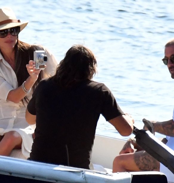 Victoria Beckham | &#x3A5;&#x3C0;&#x3BF;&#x3B4;&#x3AD;&#x3C7;&#x3B5;&#x3C4;&#x3B1;&#x3B9; &#x3C4;&#x3BF; &#x3C6;&#x3B5;&#x3C4;&#x3B9;&#x3BD;&#x3CC; &#x3BA;&#x3B1;&#x3BB;&#x3BF;&#x3BA;&#x3B1;&#x3AF;&#x3C1;&#x3B9; &#x3BC;&#x3B5; 3 &#x3BF;&#x3BB;&#x3CC;&#x3C3;&#x3C9;&#x3BC;&#x3B1; &#x3BC;&#x3B1;&#x3B3;&#x3B9;&#x3CC;