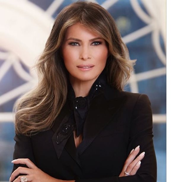 Melania Trump: &#x3A4;&#x3BF; &#x3BC;&#x3AE;&#x3BD;&#x3C5;&#x3BC;&#x3B1; &#x3C3;&#x3C4;&#x3BF; jacket &#x3C4;&#x3B7;&#x3C2; &#x3BA;&#x3B1;&#x3C4;&#x3AC; &#x3C4;&#x3B7;&#x3BD; &#x3B5;&#x3C0;&#x3B9;&#x3C3;&#x3BA;&#x3AD;&#x3C8;&#x3B7; &#x3C3;&#x3C4;&#x3BF; &#x3BA;&#x3AD;&#x3BD;&#x3C4;&#x3C1;&#x3BF; &#x3BA;&#x3C1;&#x3AC;&#x3C4;&#x3B7;&#x3C3;&#x3B7;&#x3C2; &#x3C0;&#x3B1;&#x3B9;&#x3B4;&#x3B9;&#x3CE;&#x3BD; &#x3C3;&#x3C4;&#x3BF; &#x39C;&#x3B5;&#x3BE;&#x3B9;&#x3BA;&#x3CC;