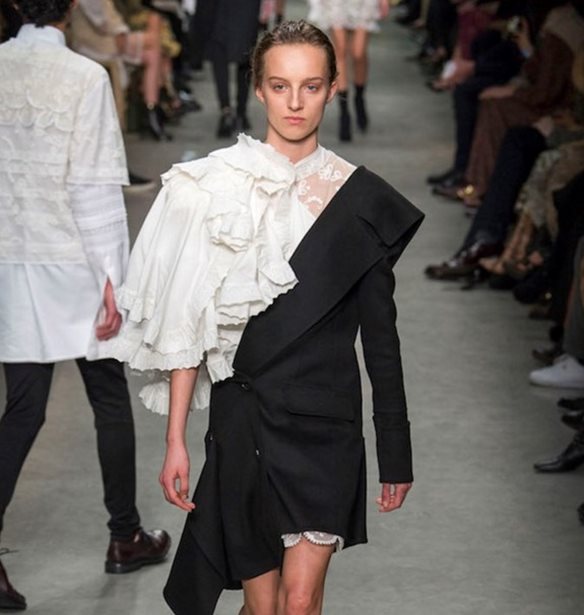 O &#x3BF;&#x3AF;&#x3BA;&#x3BF;&#x3C2; Burberry &#x3C0;&#x3C1;&#x3BF;&#x3C3;&#x3BB;&#x3B1;&#x3BC;&#x3B2;&#x3AC;&#x3BD;&#x3B5;&#x3B9; &#x3BD;&#x3AD;&#x3B1; &#x3C3;&#x3C7;&#x3B5;&#x3B4;&#x3B9;&#x3AC;&#x3C3;&#x3C4;&#x3C1;&#x3B9;&#x3B1; &#x3B1;&#x3C0;&#x3CC; &#x3C4;&#x3BF;&#x3BD; Dior