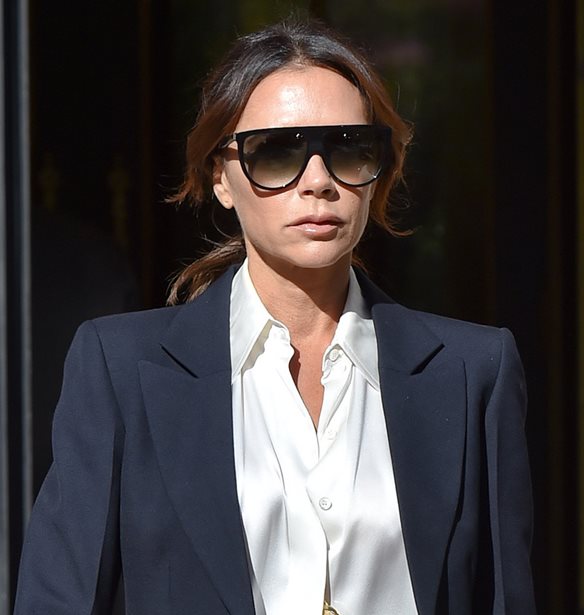 &#x39E;&#x3AD;&#x3C7;&#x3BD;&#x3B1; &#x3C4;&#x3B1; &#x3BC;&#x3B1;&#x3CD;&#x3C1;&#x3B1; &#x3C8;&#x3B7;&#x3BB;&#x3BF;&#x3C4;&#x3AC;&#x3BA;&#x3BF;&#x3C5;&#x3BD;&#x3B1; | &#x397; Victoria Beckham &#x3AD;&#x3C7;&#x3B5;&#x3B9; &#x3C4;&#x3B7;&#x3BD; &#x3C4;&#x3AD;&#x3BB;&#x3B5;&#x3B9;&#x3B1; &#x3B5;&#x3BD;&#x3B1;&#x3BB;&#x3BB;&#x3B1;&#x3BA;&#x3C4;&#x3B9;&#x3BA;&#x3AE; &#x3B3;&#x3B9;&#x3B1; &#x3C4;&#x3B1; party looks