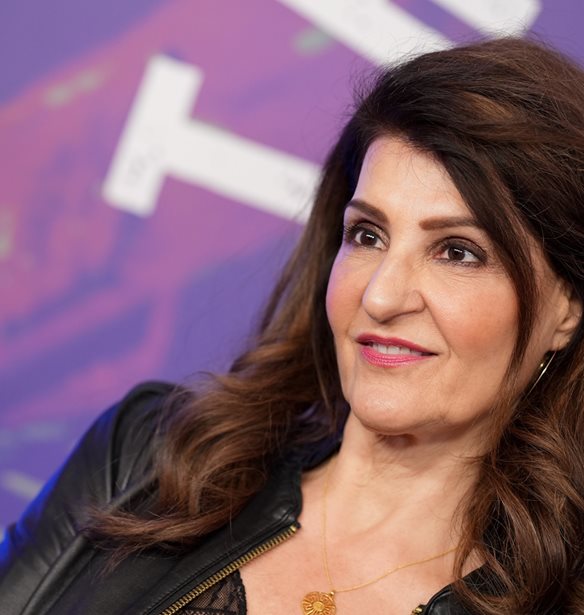 Nia Vardalos | To &#x3C3;&#x3C5;&#x3B3;&#x3BA;&#x3BB;&#x3BF;&#x3BD;&#x3B9;&#x3C3;&#x3C4;&#x3B9;&#x3BA;&#x3CC; &#x3BC;&#x3AE;&#x3BD;&#x3C5;&#x3BC;&#x3B1; &#x3B3;&#x3B9;&#x3B1; &#x3C4;&#x3B7;&#x3BD; &#x3C4;&#x3C1;&#x3B1;&#x3B3;&#x3C9;&#x3B4;&#x3AF;&#x3B1; &#x3C4;&#x3C9;&#x3BD; &#x3A4;&#x3B5;&#x3BC;&#x3C0;&#x3CE;&#x3BD;