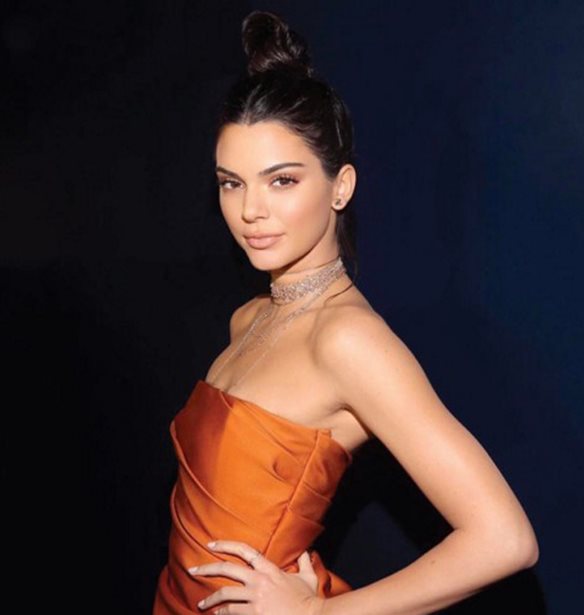 Kendall Jenner: &#x3A0;&#x3BF;&#x3B6;&#x3AC;&#x3C1;&#x3B5;&#x3B9; &#x3C7;&#x3C9;&#x3C1;&#x3AF;&#x3C2; &#x3C3;&#x3BF;&#x3C5;&#x3C4;&#x3B9;&#x3AD;&#x3BD; &#x3B3;&#x3B9;&#x3B1; &#x3C6;&#x3C9;&#x3C4;&#x3BF;&#x3B3;&#x3C1;&#x3B1;&#x3C6;&#x3AF;&#x3B1; &#x3C3;&#x3C4;&#x3BF; instagram