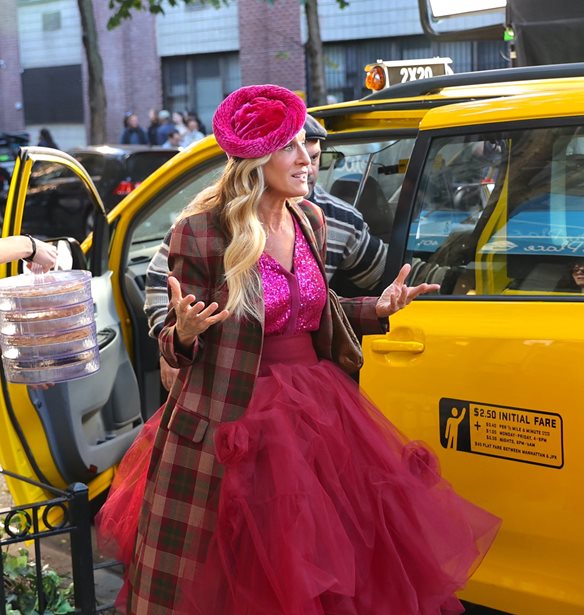 &#x39F; &#x3C6;&#x3CC;&#x3C1;&#x3BF;&#x3C2; &#x3C4;&#x3B9;&#x3BC;&#x3AE;&#x3C2; &#x3C4;&#x3B7;&#x3C2; Sarah Jessica Parker &#x3C3;&#x3C4;&#x3B7;&#x3BD; Carrie &#x3B1;&#x3C0;&#x3CC; &#x3C4;&#x3BF; Sex and the City &#x3C3;&#x3C4;&#x3B9;&#x3C2; &#x3C4;&#x3B5;&#x3BB;&#x3B5;&#x3C5;&#x3C4;&#x3B1;&#x3AF;&#x3B5;&#x3C2; &#x3C3;&#x3BA;&#x3B7;&#x3BD;&#x3AD;&#x3C2; &#x3C4;&#x3BF;&#x3C5; And Just Like That