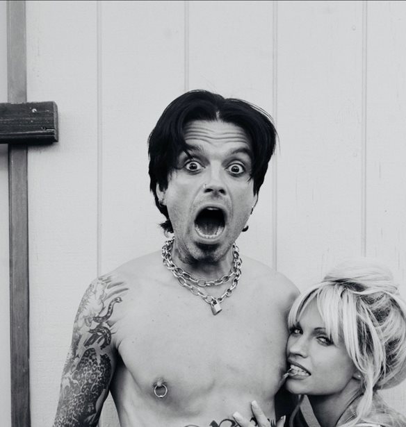 Pam &amp; Tommy | O&#x3B9; &#x3C0;&#x3C1;&#x3CE;&#x3C4;&#x3B5;&#x3C2; &#x3C6;&#x3C9;&#x3C4;&#x3BF; &#x3B1;&#x3C0;&#x3CC; &#x3C4;&#x3B1; &#x3B3;&#x3C5;&#x3C1;&#x3AF;&#x3C3;&#x3BC;&#x3B1;&#x3C4;&#x3B1; &#x3C4;&#x3B7;&#x3C2; &#x3C3;&#x3B5;&#x3B9;&#x3C1;&#x3AC;&#x3C2; &#x3B3;&#x3B9;&#x3B1; &#x3C4;&#x3B7;&#x3BD; Pamela Anderson &#x3BA;&#x3B1;&#x3B9; &#x3C4;&#x3BF;&#x3BD; Tommy Lee