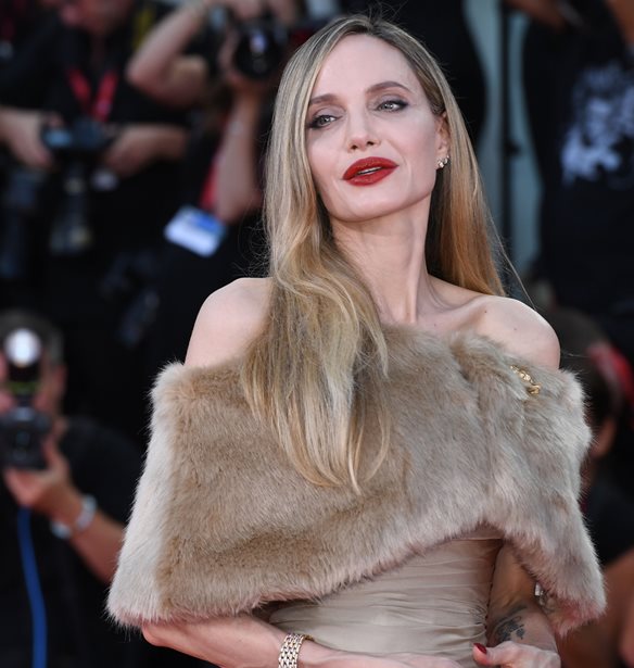 &#x3A4;&#x3BF; 81&#x3BF; &#x3A6;&#x3B5;&#x3C3;&#x3C4;&#x3B9;&#x3B2;&#x3AC;&#x3BB; &#x392;&#x3B5;&#x3BD;&#x3B5;&#x3C4;&#x3AF;&#x3B1;&#x3C2; &#x3C5;&#x3C0;&#x3BF;&#x3BA;&#x3BB;&#x3AF;&#x3BD;&#x3B5;&#x3C4;&#x3B1;&#x3B9; &#x3C3;&#x3C4;&#x3B7;&#x3BD; Angelina Jolie