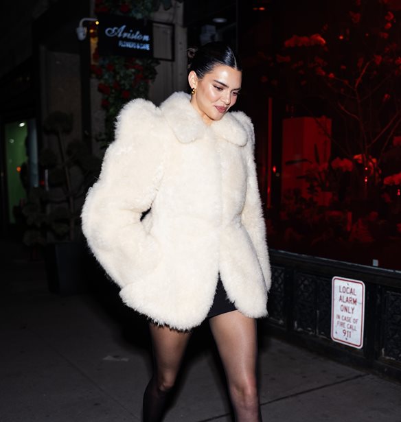 Kendall Jenner | &#x3A4;&#x3BF; highlighter &#x3C0;&#x3BF;&#x3C5; &#x3C7;&#x3C1;&#x3B7;&#x3C3;&#x3B9;&#x3BC;&#x3BF;&#x3C0;&#x3BF;&#x3B9;&#x3B5;&#x3AF; &#x3B3;&#x3B9;&#x3B1; &#x3B1;&#x3C8;&#x3B5;&#x3B3;&#x3AC;&#x3B4;&#x3B9;&#x3B1;&#x3C3;&#x3C4;&#x3BF; glow &#x3C3;&#x3C4;&#x3B7;&#x3BD; &#x3B5;&#x3C0;&#x3B9;&#x3B4;&#x3B5;&#x3C1;&#x3BC;&#x3AF;&#x3B4;&#x3B1;