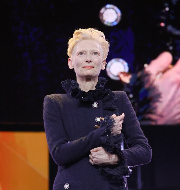 Tilda Swinton: &quot;&#x391;&#x3C0;&#x3AC;&#x3BD;&#x3B8;&#x3C1;&#x3C9;&#x3C0;&#x3B1; &#x3C0;&#x3C1;&#x3AC;&#x3B3;&#x3BC;&#x3B1;&#x3C4;&#x3B1; &#x3C3;&#x3C5;&#x3BC;&#x3B2;&#x3B1;&#x3AF;&#x3BD;&#x3BF;&#x3C5;&#x3BD; &#x3BC;&#x3C0;&#x3C1;&#x3BF;&#x3C3;&#x3C4;&#x3AC; &#x3C3;&#x3C4;&#x3B1; &#x3BC;&#x3AC;&#x3C4;&#x3B9;&#x3B1; &#x3BC;&#x3B1;&#x3C2;&quot;