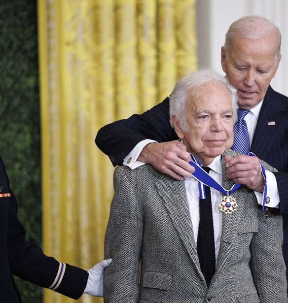 &#x39F; Ralph Lauren &#x3C3;&#x3B5; &#x3BC;&#x3AF;&#x3B1; &#x3B1;&#x3BA;&#x3CC;&#x3BC;&#x3B1; &#x3C0;&#x3C1;&#x3C9;&#x3C4;&#x3B9;&#x3AC; | &#x397; &#x3C4;&#x3B9;&#x3BC;&#x3B7;&#x3C4;&#x3B9;&#x3BA;&#x3AE; &#x3B4;&#x3B9;&#x3AC;&#x3BA;&#x3C1;&#x3B9;&#x3C3;&#x3B7; &#x3C0;&#x3BF;&#x3C5; &#x3AD;&#x3BB;&#x3B1;&#x3B2;&#x3B5; &#x3B1;&#x3C0;&#x3CC; &#x3C4;&#x3BF;&#x3BD; Joe Biden