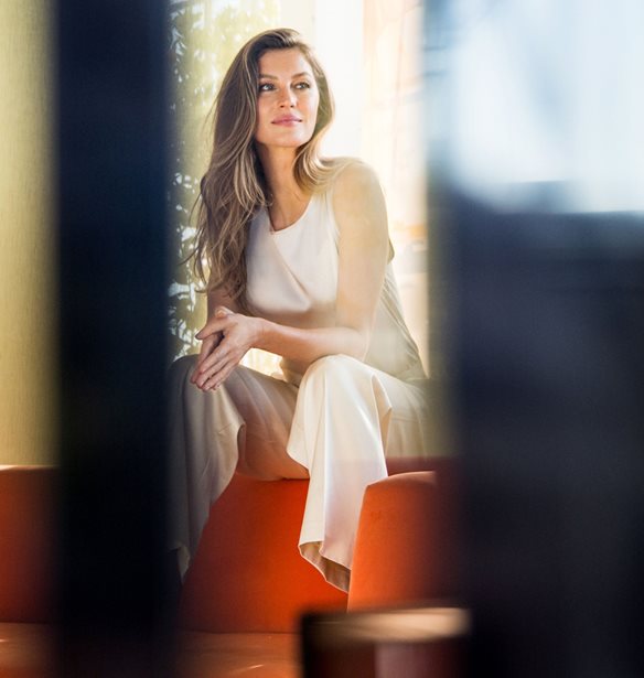 Gisele &amp; Chiara Ferragni &#x3C3;&#x3C4;&#x3B7;&#x3BD; &#x3B1;&#x3C0;&#x3CC;&#x3BB;&#x3C5;&#x3C4;&#x3B7; &#x3BA;&#x3B1;&#x3BB;&#x3BF;&#x3BA;&#x3B1;&#x3B9;&#x3C1;&#x3B9;&#x3BD;&#x3AE; lingerie &#x3BA;&#x3B1;&#x3BC;&#x3C0;&#x3AC;&#x3BD;&#x3B9;&#x3B1;! (&#x3B2;&#x3AF;&#x3BD;&#x3C4;&#x3B5;&#x3BF;)