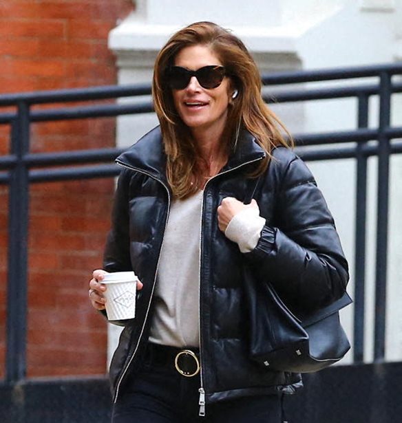 Cindy Crawford | To beauty look &#x3C0;&#x3BF;&#x3C5; &#x3C4;&#x3B7;&#x3BD; &#x3B4;&#x3B5;&#x3AF;&#x3C7;&#x3BD;&#x3B5;&#x3B9; 10 &#x3C7;&#x3C1;&#x3CC;&#x3BD;&#x3B9;&#x3B1; &#x3BD;&#x3B5;&#x3CC;&#x3C4;&#x3B5;&#x3C1;&#x3B7;