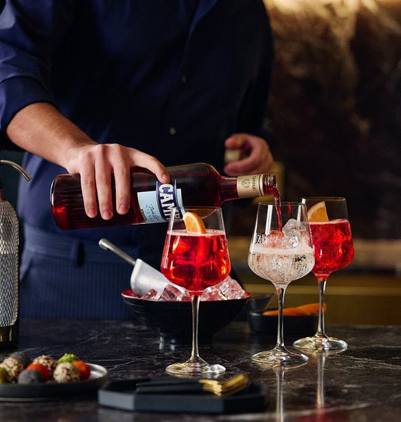 Campari Spritz | &#x3A4;&#x3BF; aperitivo &#x3C4;&#x3BF;&#x3C5; &#x3BA;&#x3B1;&#x3BB;&#x3BF;&#x3BA;&#x3B1;&#x3B9;&#x3C1;&#x3B9;&#x3BF;&#x3CD; &#x3AD;&#x3C7;&#x3B5;&#x3B9; &#x3BA;&#x3CC;&#x3BA;&#x3BA;&#x3B9;&#x3BD;&#x3BF; &#x3C7;&#x3C1;&#x3CE;&#x3BC;&#x3B1; &#x3BA;&#x3B1;&#x3B9; &#x3C3;&#x3B5;&#x3C1;&#x3B2;&#x3AF;&#x3C1;&#x3B5;&#x3C4;&#x3B1;&#x3B9; &#x3BC;&#x3B5; &#x3C0;&#x3AC;&#x3B3;&#x3BF;