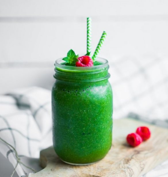 2 πράσινα smoothies αποτοξίνωσης που δρουν χωνευτικά και διώχνουν τις τοξίνες (με λαχανικά!)