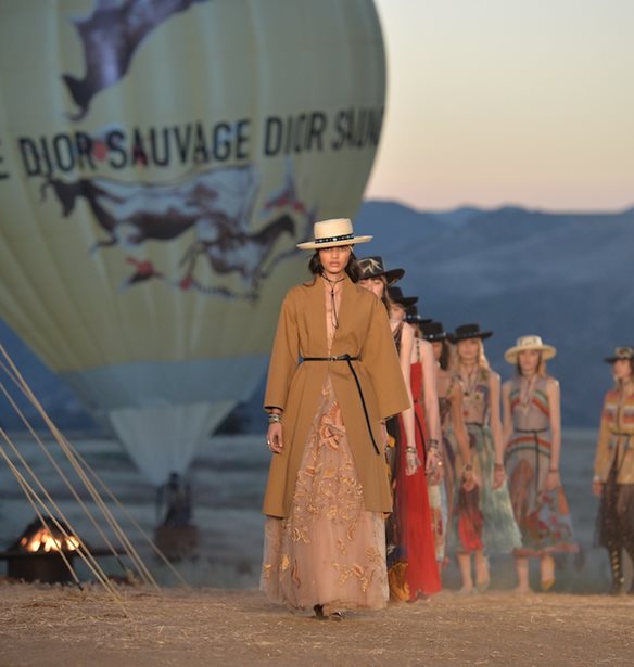 H &#x3B9;&#x3B4;&#x3B9;&#x3B1;&#x3AF;&#x3C4;&#x3B5;&#x3C1;&#x3B7; &#x3C3;&#x3C7;&#x3AD;&#x3C3;&#x3B7; &#x3C4;&#x3BF;&#x3C5; Christian Dior &#x3BC;&#x3B5; &#x3C4;&#x3B7;&#x3BD; &#x395;&#x3BB;&#x3BB;&#x3AC;&#x3B4;&#x3B1;