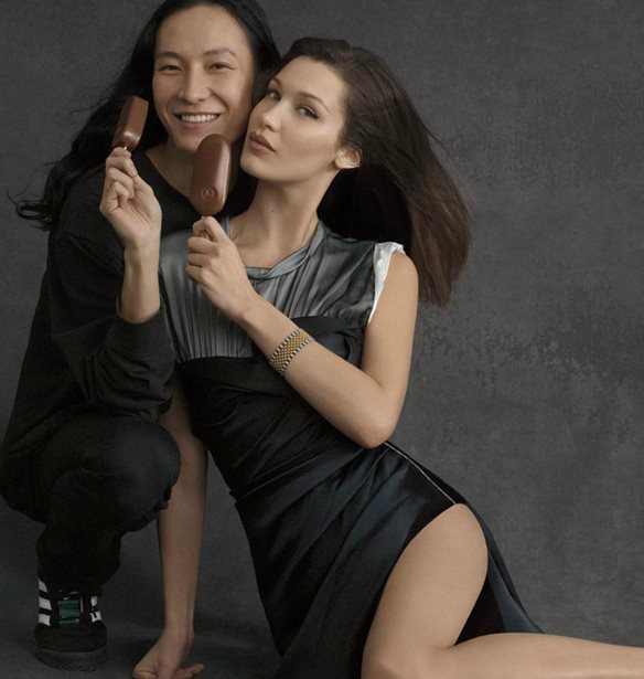 &#x39F; Alexander Wang &#x3BA;&#x3B1;&#x3B9; &#x3B7; Bella Hadid &#x3C0;&#x3C1;&#x3C9;&#x3C4;&#x3B1;&#x3B3;&#x3C9;&#x3BD;&#x3B9;&#x3C3;&#x3C4;&#x3BF;&#x3CD;&#x3BD; &#x3C3;&#x3C4;&#x3B7;&#x3BD; &#x3C0;&#x3B9;&#x3BF; &#x3B1;&#x3C0;&#x3BF;&#x3BB;&#x3B1;&#x3C5;&#x3C3;&#x3C4;&#x3B9;&#x3BA;&#x3AE; &#x3BA;&#x3B1;&#x3BC;&#x3C0;&#x3AC;&#x3BD;&#x3B9;&#x3B1;