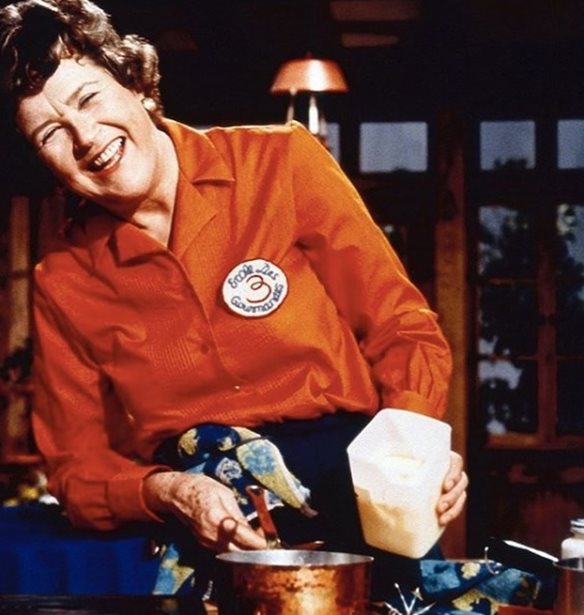 &#x2018;Dishing with Julia Child&#x2019;: &#x39C;&#x3B9;&#x3B1; &#x3BD;&#x3AD;&#x3B1; &#x3C3;&#x3B5;&#x3B9;&#x3C1;&#x3AC; &#x3B1;&#x3BD;&#x3B1;&#x3B2;&#x3B9;&#x3CE;&#x3BD;&#x3B5;&#x3B9; &#x3C4;&#x3B7;&#x3BD; &#x3BA;&#x3BB;&#x3B1;&#x3C3;&#x3B9;&#x3BA;&#x3AE; &#x3BC;&#x3B1;&#x3B3;&#x3B5;&#x3B9;&#x3C1;&#x3B9;&#x3BA;&#x3AE; &#x3C4;&#x3B7;&#x3C2; chef