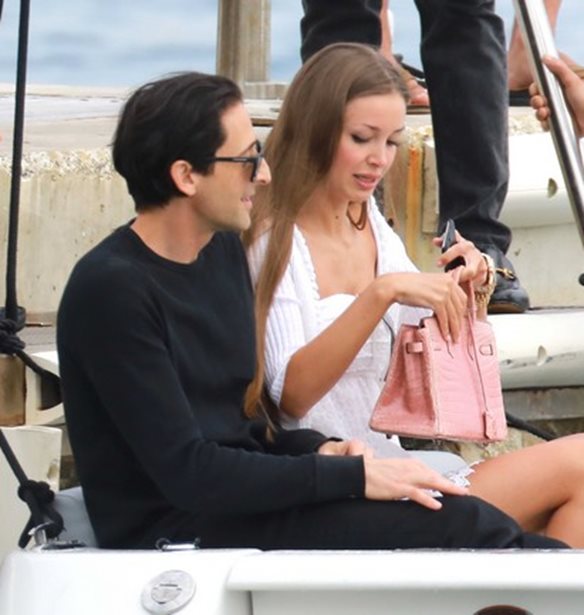 Adrien Brody &#x2013; Lara Lieto: &#x388;&#x3BA;&#x3BB;&#x3B5;&#x3C8;&#x3B1;&#x3BD; &#x3C4;&#x3B9;&#x3C2; &#x3B5;&#x3BD;&#x3C4;&#x3C5;&#x3C0;&#x3CE;&#x3C3;&#x3B5;&#x3B9;&#x3C2; &#x3C3;&#x3C4;&#x3B7;&#x3BD; Croisette