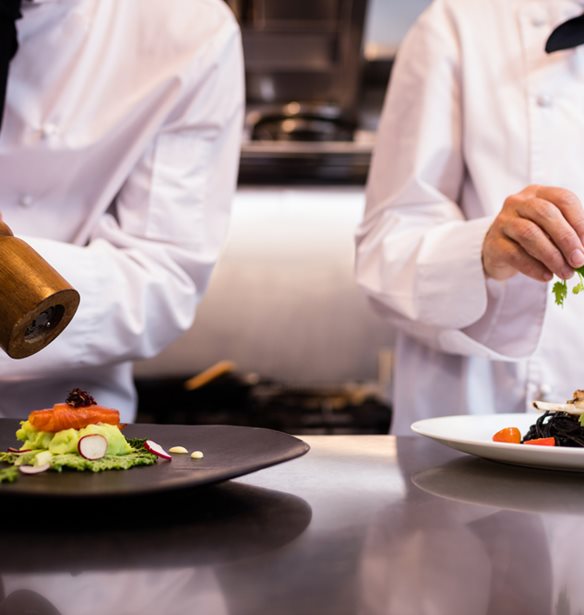 S.Pellegrino Young Chef 2018: &#x394;&#x3CD;&#x3BF; &#x388;&#x3BB;&#x3BB;&#x3B7;&#x3BD;&#x3B5;&#x3C2; &#x3C6;&#x3B9;&#x3BD;&#x3B1;&#x3BB;&#x3AF;&#x3C3;&#x3C4; &#x3C3;&#x3C4;&#x3B7; &#x3C6;&#x3B5;&#x3C4;&#x3B9;&#x3BD;&#x3AE; &#x394;&#x3B9;&#x3BF;&#x3C1;&#x3B3;&#x3AC;&#x3BD;&#x3C9;&#x3C3;&#x3B7;!