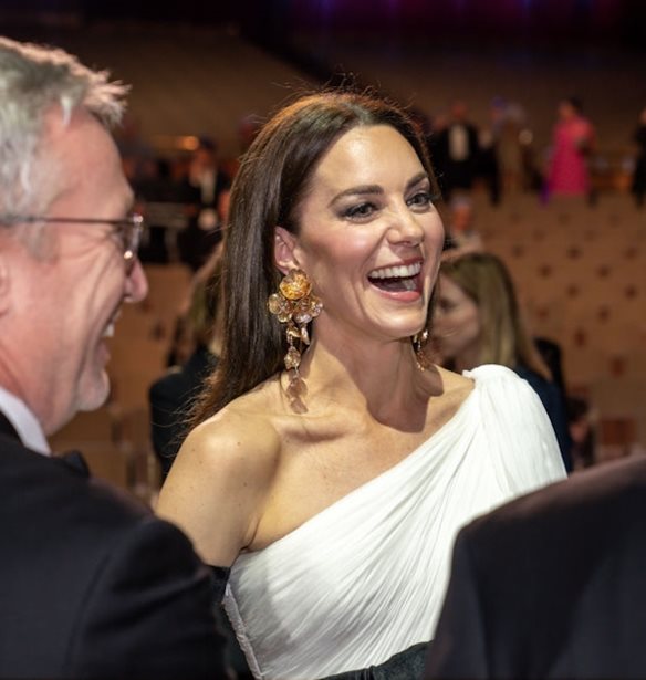 Kate Middleton | &#x3A4;&#x3BF; &#x3BA;&#x3BF;&#x3BC;&#x3C8;&#x3CC; &#x3BC;&#x3B1;&#x3BD;&#x3B9;&#x3BA;&#x3B9;&#x3BF;&#x3CD;&#x3C1; &#x3C0;&#x3BF;&#x3C5; &#x3C5;&#x3B9;&#x3BF;&#x3B8;&#x3B5;&#x3C4;&#x3B5;&#x3AF; &#x3C3;&#x3C4;&#x3B9;&#x3C2; &#x3B4;&#x3B7;&#x3BC;&#x3CC;&#x3C3;&#x3B9;&#x3B5;&#x3C2; &#x3B5;&#x3BC;&#x3C6;&#x3B1;&#x3BD;&#x3AF;&#x3C3;&#x3B5;&#x3B9;&#x3C2; &#x3C4;&#x3B7;&#x3C2;