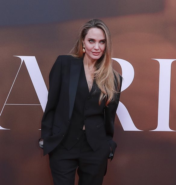 Angelina Jolie | &#x3A0;&#x3B5;&#x3C1;&#x3C0;&#x3AC;&#x3C4;&#x3B7;&#x3C3;&#x3B5; &#x3C3;&#x3C4;&#x3BF; &#x3AF;&#x3B4;&#x3B9;&#x3BF; &#x3BA;&#x3CC;&#x3BA;&#x3BA;&#x3B9;&#x3BD;&#x3BF; &#x3C7;&#x3B1;&#x3BB;&#x3AF; &#x3BC;&#x3B5; &#x3C4;&#x3BF;&#x3BD; &#x3C6;&#x3B7;&#x3BC;&#x3BF;&#x3BB;&#x3BF;&#x3B3;&#x3BF;&#x3CD;&#x3BC;&#x3B5;&#x3BD;&#x3BF; &#x3C3;&#x3CD;&#x3BD;&#x3C4;&#x3C1;&#x3BF;&#x3C6;&#x3CC; &#x3C4;&#x3B7;&#x3C2;