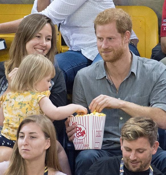 &#x39F; &#x3C0;&#x3C1;&#x3AF;&#x3B3;&#x3BA;&#x3B9;&#x3C0;&#x3B1;&#x3C2; Harry &#x3BC;&#x3BF;&#x3B9;&#x3C1;&#x3AC;&#x3B6;&#x3B5;&#x3C4;&#x3B1;&#x3B9; &#x3C4;&#x3B1; &#x3C0;&#x3BF;&#x3C0; &#x3BA;&#x3BF;&#x3C1;&#x3BD; &#x3C4;&#x3BF;&#x3C5; &#x3BC;&#x3B5; &#x3AD;&#x3BD;&#x3B1; &#x3BA;&#x3BF;&#x3C1;&#x3B9;&#x3C4;&#x3C3;&#x3AC;&#x3BA;&#x3B9; &#x3BA;&#x3B1;&#x3B9; &#x3B3;&#x3AF;&#x3BD;&#x3B5;&#x3C4;&#x3B1;&#x3B9; viral