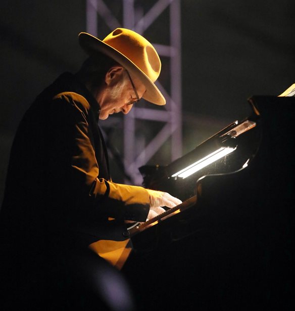 &#x397; &#x3BC;&#x3B1;&#x3B3;&#x3B5;&#x3AF;&#x3B1; &#x3C4;&#x3BF;&#x3C5; Ludovico Einaudi &#x3C3;&#x3C4;&#x3BF; &#x39A;&#x3B1;&#x3BB;&#x3BB;&#x3B9;&#x3BC;&#x3AC;&#x3C1;&#x3BC;&#x3B1;&#x3C1;&#x3BF; &#x3BC;&#x3AD;&#x3C3;&#x3B1; &#x3B1;&#x3C0;&#x3CC; 8 &#x3B5;&#x3B9;&#x3BA;&#x3CC;&#x3BD;&#x3B5;&#x3C2;