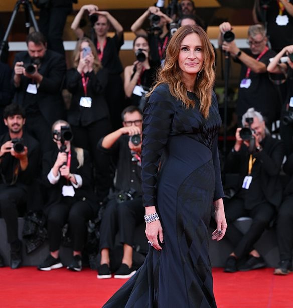 Julia Roberts | &#x397; &#x3C0;&#x3C1;&#x3CE;&#x3C4;&#x3B7; &#x3B5;&#x3BC;&#x3C6;&#x3AC;&#x3BD;&#x3B9;&#x3C3;&#x3B7; &#x3C3;&#x3C4;&#x3B7; &#x39C;&#x3CC;&#x3C3;&#x3C4;&#x3C1;&#x3B1; &#x3C4;&#x3B7;&#x3C2; &#x392;&#x3B5;&#x3BD;&#x3B5;&#x3C4;&#x3AF;&#x3B1;&#x3C2; &#x3BA;&#x3B1;&#x3B9; &#x3B7; &#x3B1;&#x3C0;&#x3BF;&#x3B8;&#x3AD;&#x3C9;&#x3C3;&#x3B7; &#x3BC;&#x3B5; &#x3C7;&#x3B5;&#x3B9;&#x3C1;&#x3BF;&#x3BA;&#x3C1;&#x3CC;&#x3C4;&#x3B7;&#x3BC;&#x3B1; &#x3B4;&#x3B9;&#x3AC;&#x3C1;&#x3BA;&#x3B5;&#x3B9;&#x3B1;&#x3C2; 6 &#x3BB;&#x3B5;&#x3C0;&#x3C4;&#x3CE;&#x3BD;