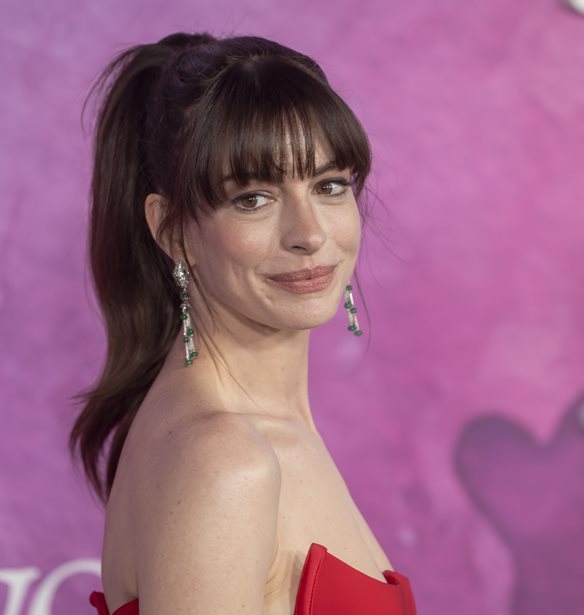 Anne Hathaway | &#x39A;&#x3AC;&#x3BD;&#x3B5;&#x3B9; &#x3B4;&#x3B9;&#x3B1;&#x3BA;&#x3BF;&#x3C0;&#x3AD;&#x3C2; &#x3C3;&#x3C4;&#x3B7;&#x3BD; &#x395;&#x3BB;&#x3BB;&#x3AC;&#x3B4;&#x3B1; &#x3BC;&#x3B5; &#x3C4;&#x3BF;&#x3BD; &#x3C3;&#x3CD;&#x3B6;&#x3C5;&#x3B3;&#x3CC; &#x3C4;&#x3B7;&#x3C2;, &#x3C4;&#x3B1; &#x3C0;&#x3B1;&#x3B9;&#x3B4;&#x3B9;&#x3AC; &#x3C4;&#x3BF;&#x3C5;&#x3C2; &#x3BA;&#x3B1;&#x3B9; &#x3B4;&#x3B9;&#x3AC;&#x3C3;&#x3B7;&#x3BC;&#x3BF;&#x3C5;&#x3C2; &#x3C6;&#x3AF;&#x3BB;&#x3BF;&#x3C5;&#x3C2; &#x3C4;&#x3BF;&#x3C5;&#x3C2; (&#x3C6;&#x3C9;&#x3C4;&#x3BF;)