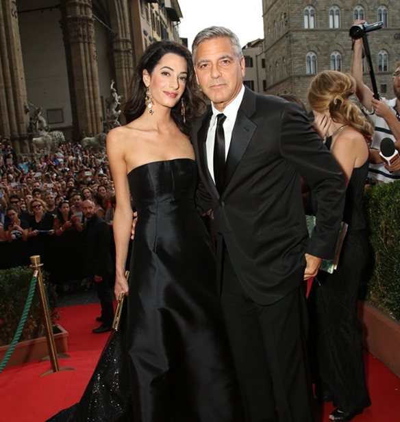 Amal Alamuddin: &#x3A0;&#x3C1;&#x3CE;&#x3C4;&#x3B7; &#x3B5;&#x3BC;&#x3C6;&#x3AC;&#x3BD;&#x3B9;&#x3C3;&#x3B7; &#x3BC;&#x3B5; &#x3C6;&#x3BF;&#x3C5;&#x3C3;&#x3BA;&#x3C9;&#x3BC;&#x3AD;&#x3BD;&#x3B7; &#x3BA;&#x3BF;&#x3B9;&#x3BB;&#x3AF;&#x3C4;&#x3C3;&#x3B1;