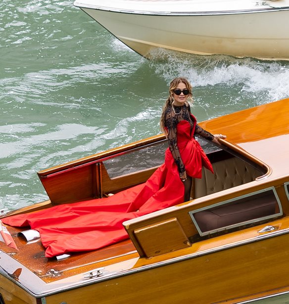 Rita Ora | &#x397; &#x3BC;&#x3B5;&#x3B3;&#x3B1;&#x3BB;&#x3BF;&#x3C0;&#x3C1;&#x3B5;&#x3C0;&#x3AE;&#x3C2; &#x3AC;&#x3C6;&#x3B9;&#x3BE;&#x3B7; &#x3BC;&#x3B5; &#x3C3;&#x3BA;&#x3AC;&#x3C6;&#x3BF;&#x3C2; &#x3C3;&#x3C4;&#x3BF; &#x3A6;&#x3B5;&#x3C3;&#x3C4;&#x3B9;&#x3B2;&#x3AC;&#x3BB; &#x392;&#x3B5;&#x3BD;&#x3B5;&#x3C4;&#x3AF;&#x3B1;&#x3C2;