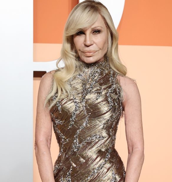 &#x397; Donatella Versace &#x3B1;&#x3C0;&#x3BF;&#x3C7;&#x3C9;&#x3C1;&#x3B5;&#x3AF; &#x3B1;&#x3C0;&#x3CC; &#x3C4;&#x3BF;&#x3BD; &#x3BF;&#x3AF;&#x3BA;&#x3BF; Versace &#x3BC;&#x3B5;&#x3C4;&#x3AC; &#x3B1;&#x3C0;&#x3CC; 27 &#x3C7;&#x3C1;&#x3CC;&#x3BD;&#x3B9;&#x3B1; | &#x3A0;&#x3BF;&#x3B9;&#x3BF;&#x3C2; &#x3C3;&#x3C7;&#x3B5;&#x3B4;&#x3B9;&#x3B1;&#x3C3;&#x3C4;&#x3AE;&#x3C2; &#x3B1;&#x3BD;&#x3B1;&#x3BB;&#x3B1;&#x3BC;&#x3B2;&#x3AC;&#x3BD;&#x3B5;&#x3B9;