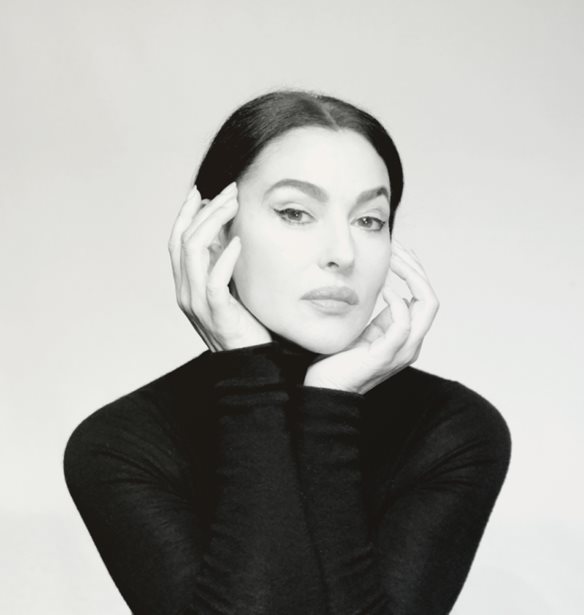 Monica Bellucci | &#x393;&#x3AF;&#x3BD;&#x3B5;&#x3C4;&#x3B1;&#x3B9; 59 &#x3B5;&#x3C4;&#x3CE;&#x3BD; &#x3BA;&#x3B9; &#x3B5;&#x3BC;&#x3B5;&#x3AF;&#x3C2; &#x3B8;&#x3C5;&#x3BC;&#x3CC;&#x3BC;&#x3B1;&#x3C3;&#x3C4;&#x3B5; &#x3C4;&#x3B9;&#x3C2; iconic &#x3C3;&#x3C4;&#x3B9;&#x3B3;&#x3BC;&#x3AD;&#x3C2; &#x3C4;&#x3B7;&#x3C2;