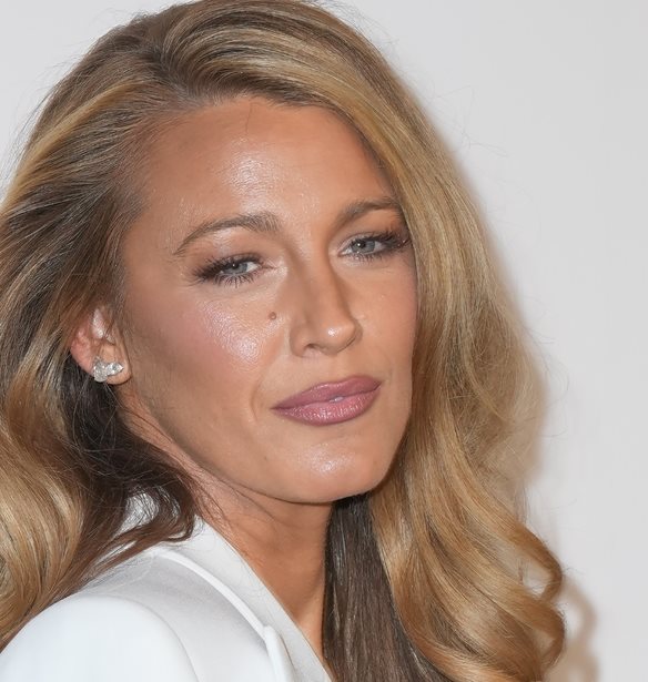 &#x39D;&#x3AD;&#x3B1; &#x3BC;&#x3AE;&#x3BD;&#x3C5;&#x3C3;&#x3B7; &#x3C3;&#x3C4;&#x3B7;&#x3BD; Blake Lively
