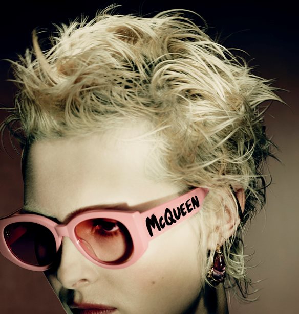 Alexander McQueen | &#x39C;&#x3CC;&#x3BB;&#x3B9;&#x3C2; &#x3BA;&#x3C5;&#x3BA;&#x3BB;&#x3BF;&#x3C6;&#x3BF;&#x3C1;&#x3B7;&#x3C3;&#x3B5; &#x3B7; &#x3BD;&#x3AD;&#x3B1; iconic &#x3C3;&#x3C5;&#x3BB;&#x3BB;&#x3BF;&#x3B3;&#x3AE; &#x3B3;&#x3C5;&#x3B1;&#x3BB;&#x3B9;&#x3CE;&#x3BD; &#x3B7;&#x3BB;&#x3AF;&#x3BF;&#x3C5; Graffiti