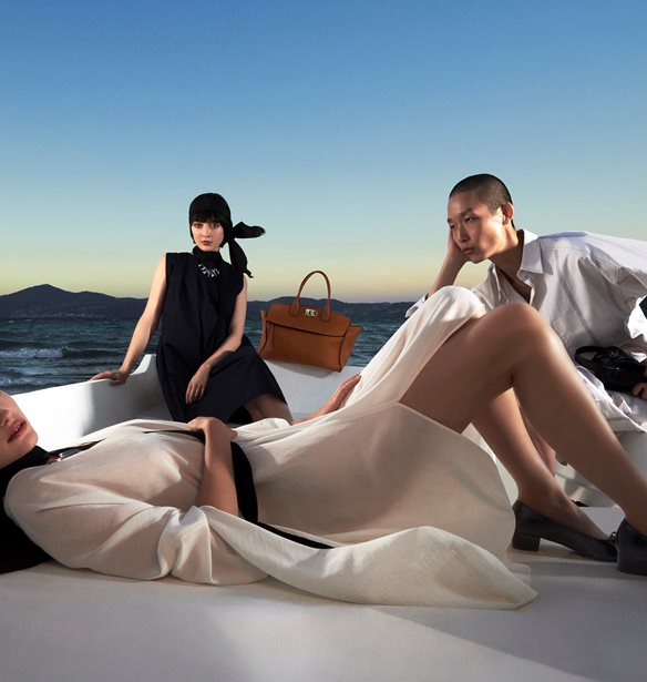Salvatore Ferragamo | &#x397; &#x3BD;&#x3AD;&#x3B1; SS22 &#x3BA;&#x3B1;&#x3BC;&#x3C0;&#x3AC;&#x3BD;&#x3B9;&#x3B1; &#x3C4;&#x3BF;&#x3C5; &#x3BF;&#x3AF;&#x3BA;&#x3BF;&#x3C5; &#x3B5;&#x3AF;&#x3BD;&#x3B1;&#x3B9; &#x3BC;&#x3AF;&#x3B1; &#x3C9;&#x3B4;&#x3AE; &#x3C3;&#x3C4;&#x3B7;&#x3BD; &#x3BF;&#x3BC;&#x3BF;&#x3C1;&#x3C6;&#x3B9;&#x3AC; &#x3C4;&#x3BF;&#x3C5; &#x3BA;&#x3B1;&#x3BB;&#x3BF;&#x3BA;&#x3B1;&#x3B9;&#x3C1;&#x3B9;&#x3BF;&#x3CD;