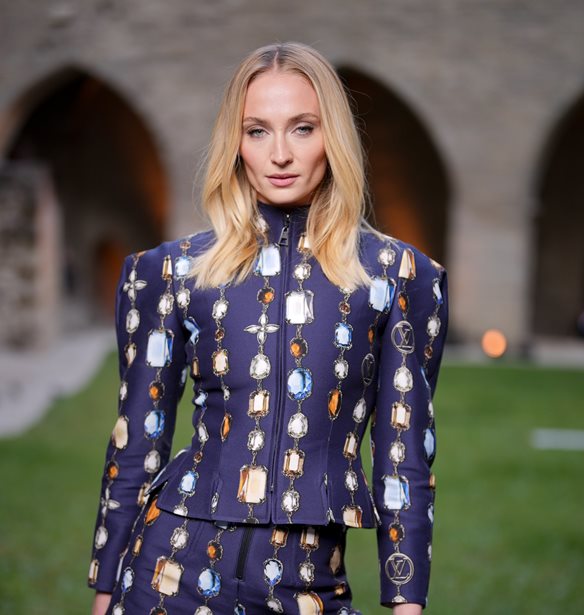 &#x3A3;&#x3BF;&#x3BA;&#x3AC;&#x3C1;&#x3B5;&#x3B9; &#x3B7; Sophie Turner: &quot;&#x3A3;&#x3C4;&#x3B1; 13 &#x3BC;&#x3BF;&#x3C5; &#x3B1;&#x3BD;&#x3B1;&#x3BA;&#x3AC;&#x3BB;&#x3C5;&#x3C8;&#x3B1; &#x3C0;&#x3BF;&#x3BB;&#x3BB;&#x3AC; &#x3B3;&#x3B9;&#x3B1; &#x3C4;&#x3BF; &#x3C3;&#x3B5;&#x3BE; &#x3C7;&#x3AC;&#x3C1;&#x3B7; &#x3C3;&#x3C4;&#x3BF; &#x3C3;&#x3B5;&#x3BD;&#x3AC;&#x3C1;&#x3B9;&#x3BF; &#x3C4;&#x3BF;&#x3C5; Game of Thrones&quot;