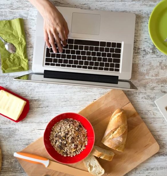 5 έξυπνες και υγιεινές συνήθειες για να ΜΗΝ παίρνεις βάρος στη δουλειά