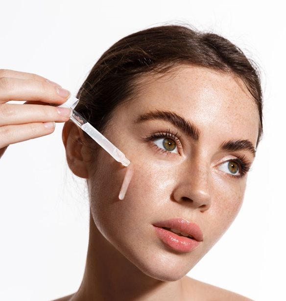 Ο ιδανικός ορός προσώπου για ενυδατωμένη επιδερμίδα