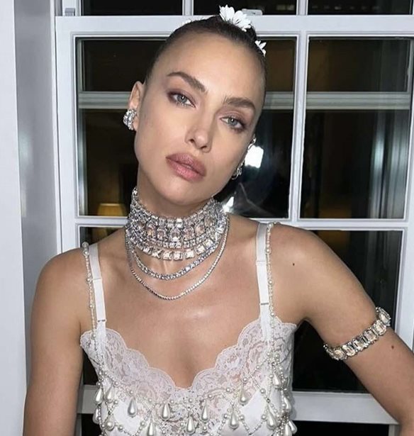 Irina Shayk | &#x397; super sexy &#x3BA;&#x3B1;&#x3B9; glam &#x3C3;&#x3C4;&#x3BF;&#x3BB;&#x3AE; &#x3C0;&#x3BF;&#x3C5; &#x3C6;&#x3CC;&#x3C1;&#x3B5;&#x3C3;&#x3B5; &#x3C3;&#x3C4;&#x3BF; &#x39A;&#x3B1;&#x3C1;&#x3BD;&#x3B1;&#x3B2;&#x3AC;&#x3BB;&#x3B9; &#x3C4;&#x3BF;&#x3C5; &#x3A1;&#x3AF;&#x3BF;