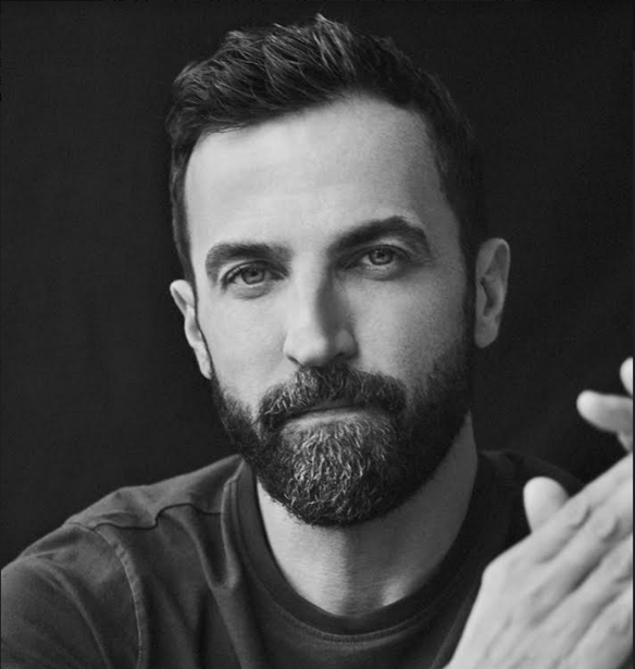 O Nicolas Ghesqui&#xE8;re &#x3B1;&#x3BD;&#x3B1;&#x3BD;&#x3AD;&#x3C9;&#x3C3;&#x3B5; &#x3C4;&#x3BF; &#x3C3;&#x3C5;&#x3BC;&#x3B2;&#x3CC;&#x3BB;&#x3B1;&#x3B9;&#x3CC; &#x3C4;&#x3BF;&#x3C5; &#x3BC;&#x3B5; &#x3C4;&#x3BF;&#x3BD; &#x3BF;&#x3AF;&#x3BA;&#x3BF; Louis Vuitton