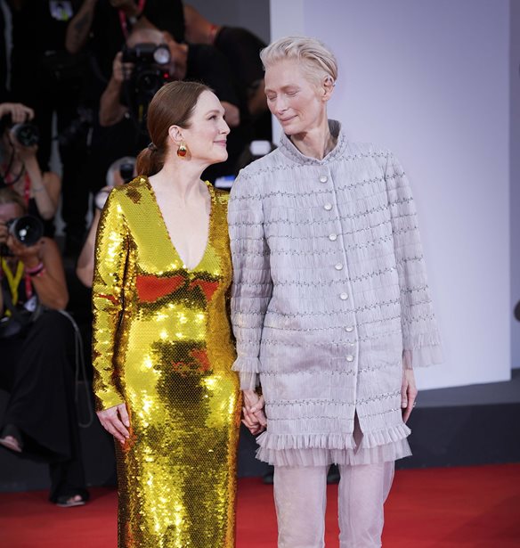 81&#x3BF; &#x3A6;&#x3B5;&#x3C3;&#x3C4;&#x3B9;&#x3B2;&#x3AC;&#x3BB; &#x392;&#x3B5;&#x3BD;&#x3B5;&#x3C4;&#x3AF;&#x3B1;&#x3C2; | Julianne Moore &#x3BA;&#x3B1;&#x3B9; Tilda Swinton &#x3B1;&#x3C0;&#x3BF;&#x3B8;&#x3B5;&#x3CE;&#x3BD;&#x3BF;&#x3BD;&#x3C4;&#x3B1;&#x3B9; &#x3BC;&#x3B5; &#x3C4;&#x3BF; &#x3B1;&#x3BB;&#x3BC;&#x3BF;&#x3B4;&#x3BF;&#x3B2;&#x3B1;&#x3C1;&#x3B9;&#x3BA;&#x3CC; &quot;The Room Next Door&quot;