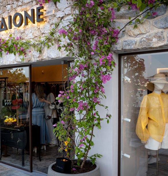 &#x397; Zeus&#x2B;&#x394;ione &#x3AC;&#x3BD;&#x3BF;&#x3B9;&#x3BE;&#x3B5; &#x3C4;&#x3B7; &#x3BD;&#x3AD;&#x3B1; &#x3C4;&#x3B7;&#x3C2; boutique &#x3C3;&#x3C4;&#x3B7;&#x3BD; Astir Marina
