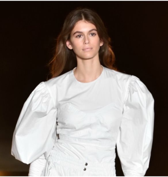 &#x397; Kaia Gerber &#x3C3;&#x3C7;&#x3B5;&#x3B4;&#x3B9;&#x3AC;&#x3B6;&#x3B5;&#x3B9; &#x3C4;&#x3B7;&#x3BD; &#x3C0;&#x3C1;&#x3CE;&#x3C4;&#x3B7; &#x3C4;&#x3B7;&#x3C2; &#x3C3;&#x3C5;&#x3BB;&#x3BB;&#x3BF;&#x3B3;&#x3AE; &#x3C3;&#x3B5; &#x3C3;&#x3C5;&#x3BD;&#x3B5;&#x3C1;&#x3B3;&#x3B1;&#x3C3;&#x3AF;&#x3B1; &#x3BC;&#x3B5; &#x3C4;&#x3BF;&#x3BD; Karl Lagerfeld