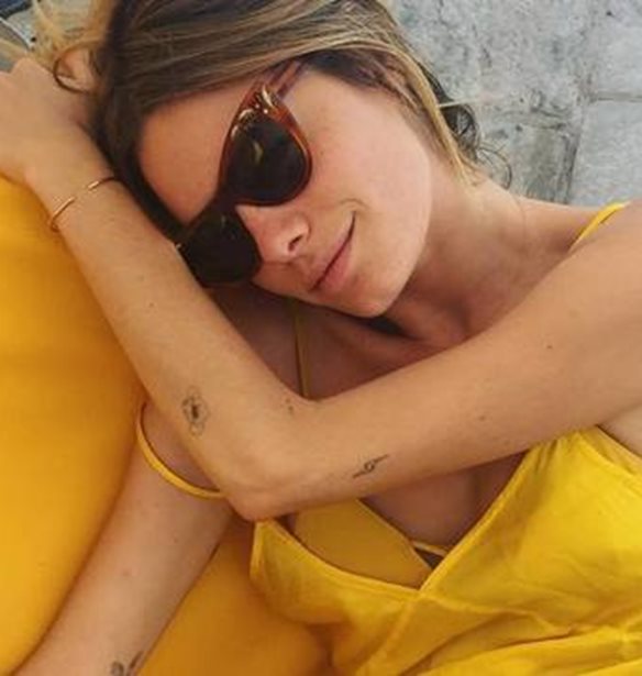 Camille Row: &#x3A4;&#x3BF; &#x3B5;&#x3BA;&#x3B8;&#x3B1;&#x3BC;&#x3B2;&#x3C9;&#x3C4;&#x3B9;&#x3BA;&#x3CC; &#x3BC;&#x3BF;&#x3BD;&#x3C4;&#x3AD;&#x3BB;&#x3BF; &#x3C0;&#x3BF;&#x3C5; &#x3BB;&#x3B1;&#x3C4;&#x3C1;&#x3B5;&#x3CD;&#x3B5;&#x3B9; &#x3BF; &#x3A4;&#x3B5;&#x3CC; &#x39D;&#x3B9;&#x3AC;&#x3C1;&#x3C7;&#x3BF;&#x3C2;