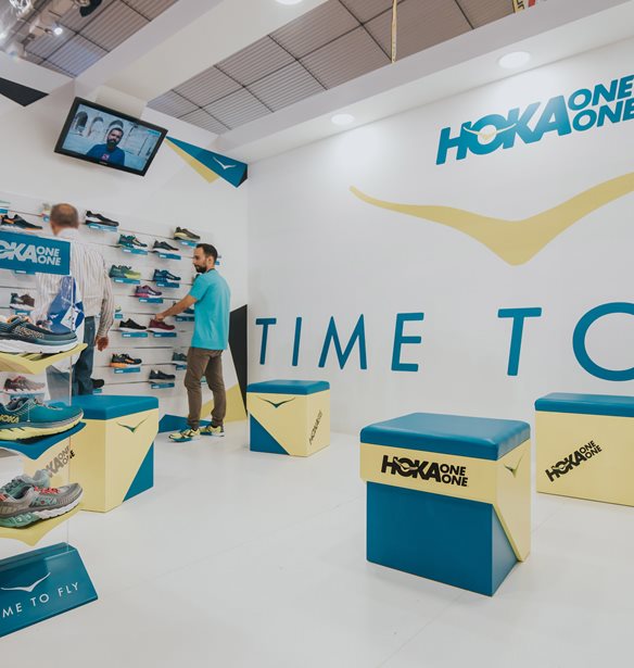 &#x397; Hoka One One &#x3C3;&#x3C5;&#x3BC;&#x3BC;&#x3B5;&#x3C4;&#x3AD;&#x3C7;&#x3B5;&#x3B9; &#x3BA;&#x3B1;&#x3B9; &#x3C6;&#x3AD;&#x3C4;&#x3BF;&#x3C2; &#x3C3;&#x3C4;&#x3B7;&#x3BD; Athens Marathon Expo