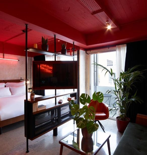 Let&#x27;s paint the town red | &#x3A4;&#x3BF; Dave Red Athens &#x3BC;&#x3B5;&#x3C4;&#x3B1;&#x3BC;&#x3BF;&#x3C1;&#x3C6;&#x3CE;&#x3BD;&#x3B5;&#x3C4;&#x3B1;&#x3B9; &#x3C3;&#x3C4;&#x3BF; &#x3B1;&#x3C0;&#x3CC;&#x3BB;&#x3C5;&#x3C4;&#x3BF; hot spot &#x3C4;&#x3BF;&#x3C5; &#x3A6;&#x3B5;&#x3B2;&#x3C1;&#x3BF;&#x3C5;&#x3B1;&#x3C1;&#x3AF;&#x3BF;&#x3C5;
