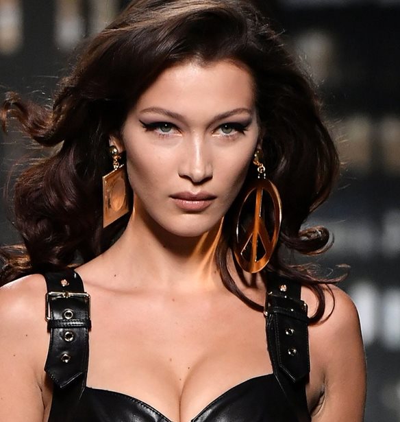 Bella Hadid | &#x386;&#x3BB;&#x3BB;&#x3B1;&#x3BE;&#x3B5; &#x3C4;&#x3BF; &#x3C7;&#x3C1;&#x3CE;&#x3BC;&#x3B1; &#x3C4;&#x3C9;&#x3BD; &#x3BC;&#x3B1;&#x3BB;&#x3BB;&#x3B9;&#x3CE;&#x3BD; &#x3C4;&#x3B7;&#x3C2; &#x3BA;&#x3B1;&#x3B9; &#x3B5;&#x3BC;&#x3C0;&#x3BD;&#x3AD;&#x3B5;&#x3B9; &#x3CC;&#x3BB;&#x3B5;&#x3C2; &#x3C4;&#x3B9;&#x3C2; &#x3BA;&#x3B1;&#x3C3;&#x3C4;&#x3B1;&#x3BD;&#x3AD;&#x3C2;